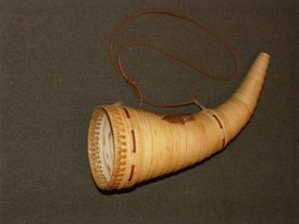 Рог охотничий из бересты средний с гербом.